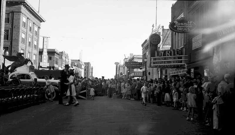 Main_Street_Crowd_488.jpg